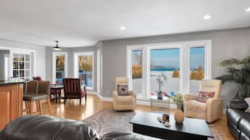 Smart TV, fireplace, stereo