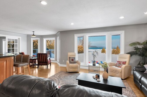 Scenic Waterfront 4BR – Hot Tub/Sleeps 12/Bonfire