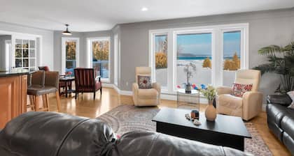 Scenic Waterfront 4BR â Hot Tub/Sleeps 12/Bonfire