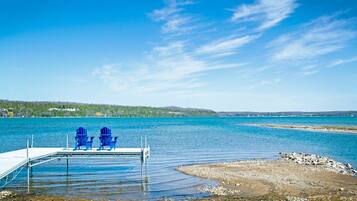 Beach nearby, sun loungers, beach towels