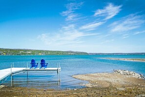 Beach nearby, sun loungers, beach towels