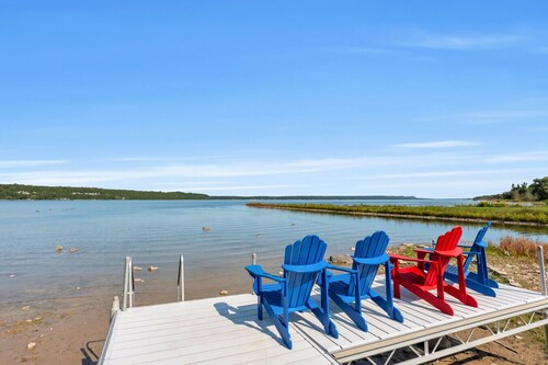 Scenic Waterfront 4BR – Hot Tub/Sleeps 12/Bonfire