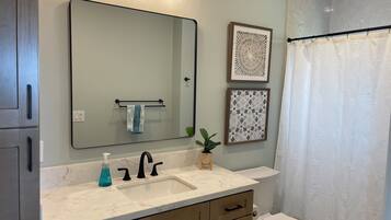 Secadora de cabello, toallas, papel de baño