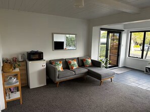 TV - Hosts on the Coast Tranquil Views Studio (Whanagamata)