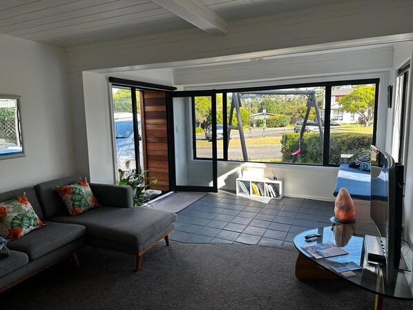 TV - Hosts on the Coast Tranquil Views Studio (Whanagamata)