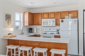 Kjøleskap, mikrobølgeovn, ovn og kaffetrakter/tekoker