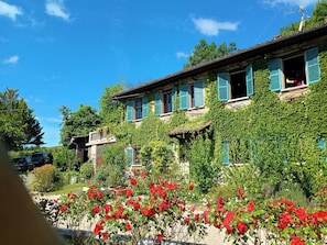 Vista frontal de la propiedad