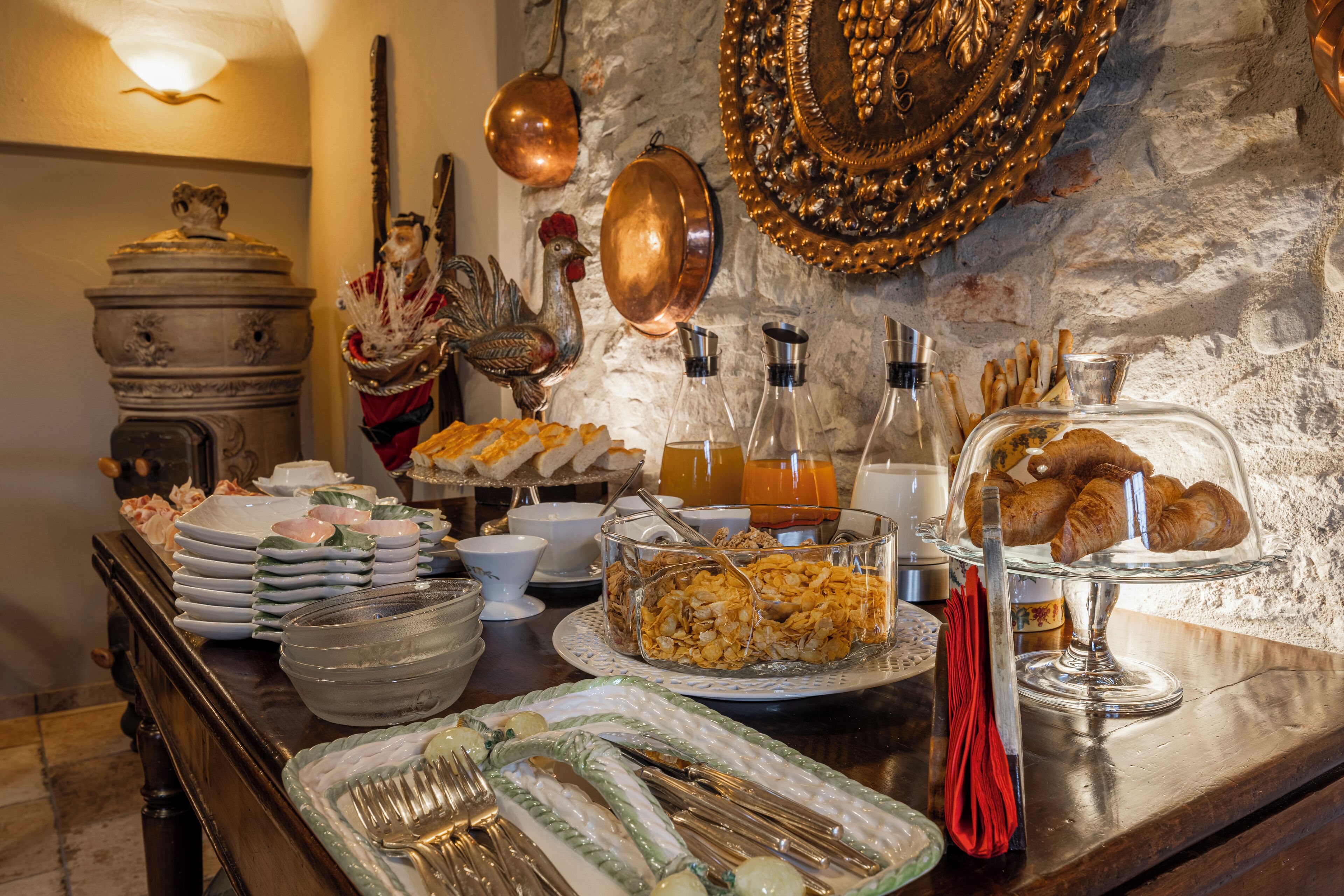 Een buffetopstelling met diverse soorten eten, bestek en decoratieve elementen.