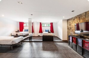 Tabla de planchar con plancha, wifi, ropa de cama