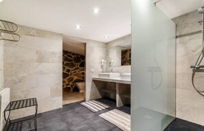 Shower, hair dryer, bidet, towels