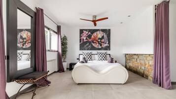 6 bedrooms, iron/ironing board, WiFi, bed sheets