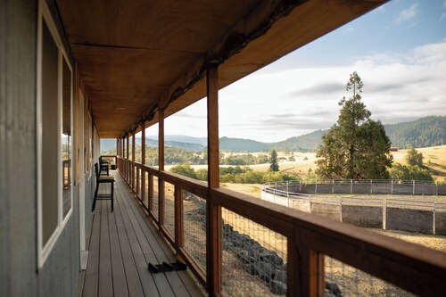 the Bunkhouse Eagle - Private Studio Retreat Room