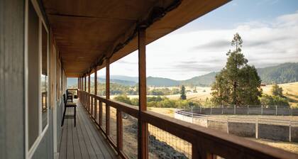the Bunkhouse Eagle - Private Studio Retreat Room