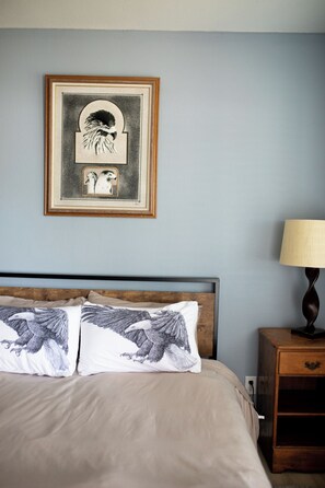 1 bedroom, bed sheets - the Bunkhouse Eagle - Private Studio Retreat Room (Roseburg)