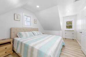 4 Schlafzimmer, Schreibtisch, Bügeleisen/Bügelbrett, Reisekinderbett