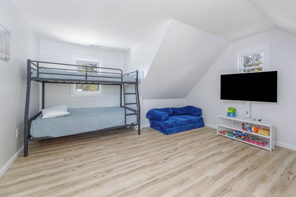 4 bedrooms, desk, iron/ironing board, travel crib