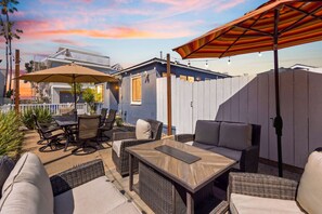 Outdoor dining - Renovated Duplex Seconds to Beach, Bay, Ocean (San Diego)