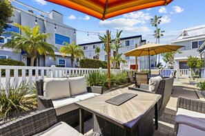 Outdoor dining - Renovated Duplex Seconds to Beach, Bay, Ocean (San Diego)
