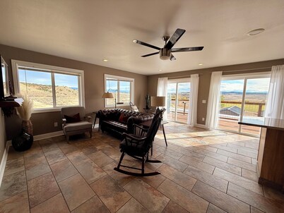 Charming 1-bedroom apartment in awesome Ten Sleep with AC