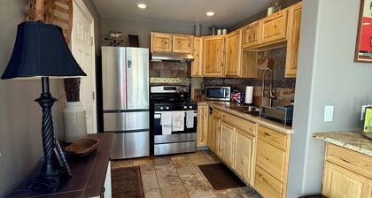 Charming 1-bedroom apartment in awesome Ten Sleep with AC