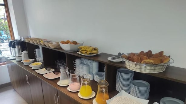 A buffet setup with various food items and beverages. - Hotel Seven Mapi Machupicchu (Machu Picchu)