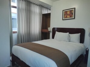 Escritorio, espacio para trabajar con un portátil, wifi gratis