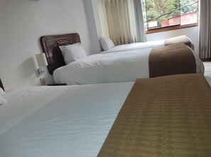 Quarto triplo standard, vista para a cidade | Escrivaninha, espaço de trabalho para notebook, Wi-Fi de cortesia