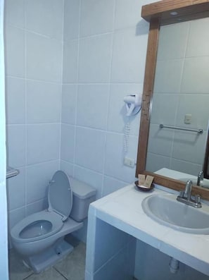 Ducha, toallas, jabón, shampoo