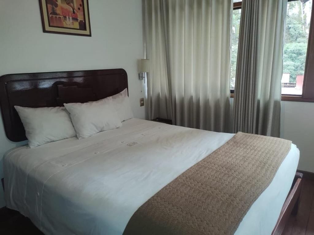 Enkeltrom – standard | Skrivebord, skrivebord for bærbar PC og wi-fi (inkludert)