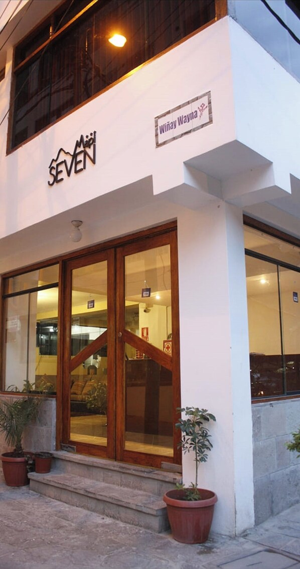 A building with a sign reading "SEVEN" and "Wiiay Wayna". - Hotel Seven Mapi Machupicchu (Machu Picchu)