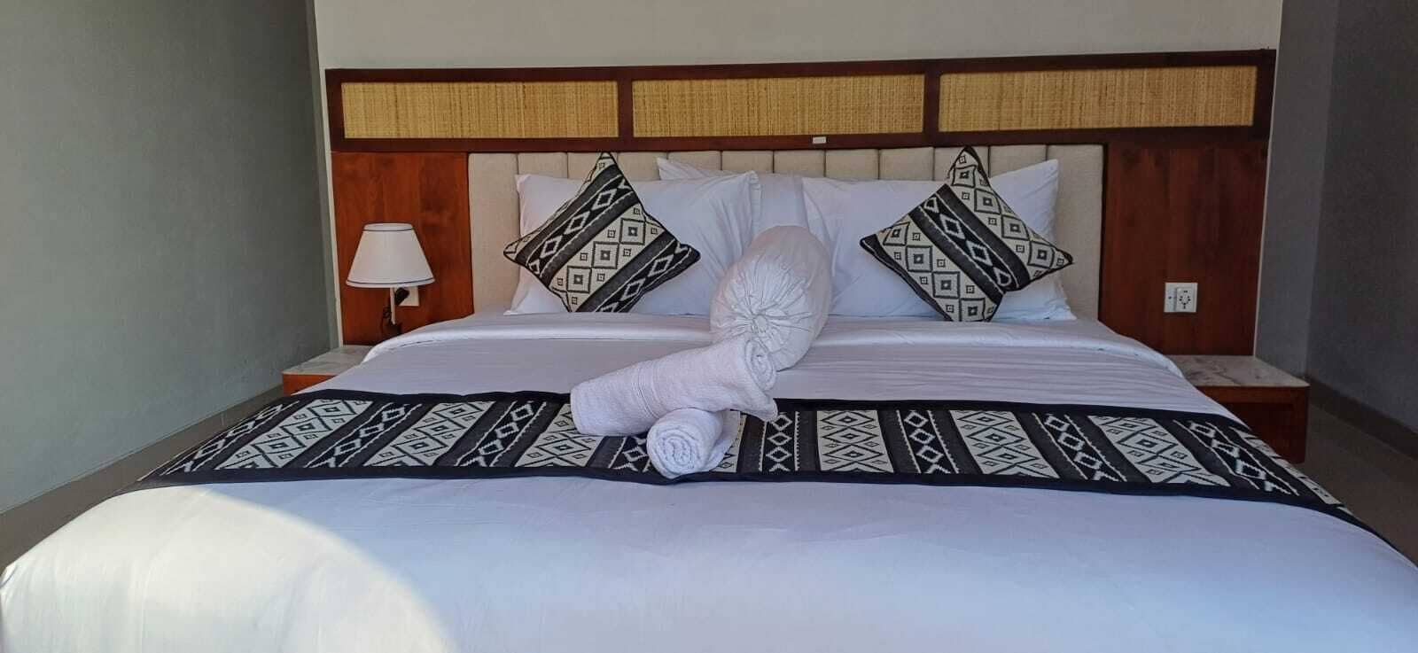 Huvila, näköala puutarhaan | Kylpyhuone | Suihkun ja ammeen yhdistelmä, pyyhkeet, saippua, sampoo