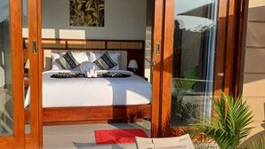 Ein Schlafzimmer mit Bett, Kissen und einem Nachttisch.