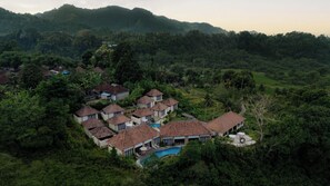 A resort with multiple buildings, a swimming pool, and lush greenery surrounding the property. - The green Sidemen  (Klungkung)