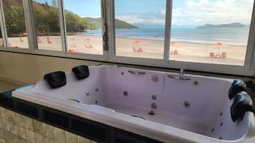 Bañera de hidromasaje privada