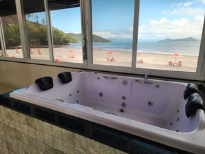 Suite | Private spa tub