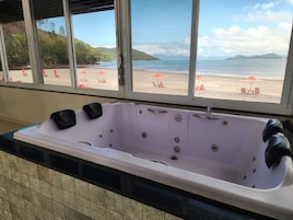 Suite | Private spa tub