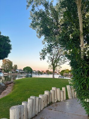 Property grounds - Hot Tub & Pool Getaway Near the Lakes – Prime Spot (Tempe)