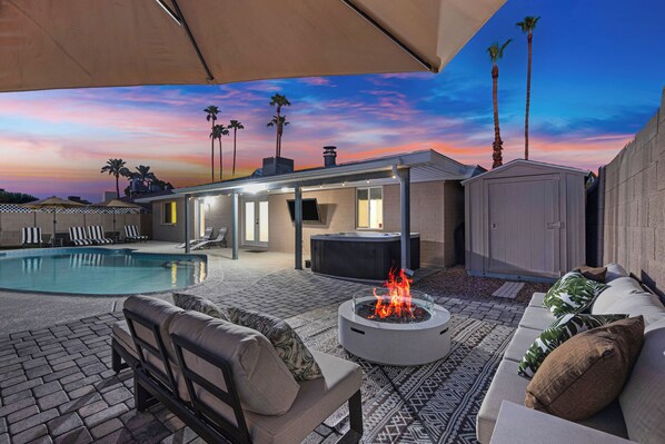 Pool - Hot Tub & Pool Getaway Near the Lakes – Prime Spot (Tempe)