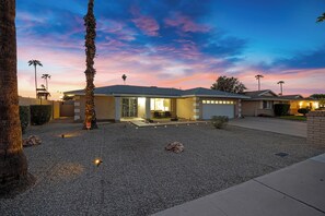 Exterior - Hot Tub & Pool Getaway Near the Lakes – Prime Spot (Tempe)