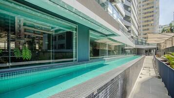 Una piscina al aire libre