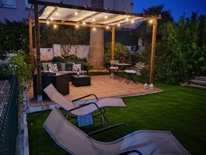 Terrace/patio - The Lemon Grove House - large private garden private pool - perfect for families (Torremolinos)