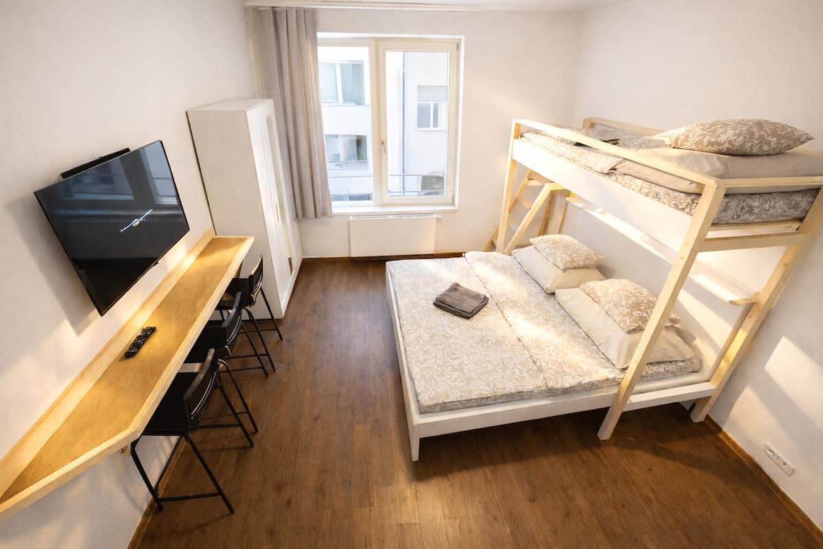 Bureau, espace de travail pour ordinateur portable, rideaux occultants