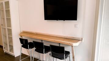 Lägenhet - utsikt mot trädgården | Skrivbord, arbetsyta för laptop, mörkläggningsgardiner och ljudisolering