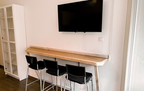 Apartamento, vista para o jardim | Escrivaninha, espaço de trabalho para notebook, cortinas blackout