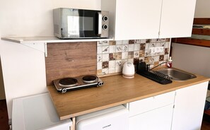 Apartamento superior, para fumantes, vista para o jardim | Cozinha privada | Geladeira, micro-ondas, cooktop, talheres/pratos/utensílios de cozinha