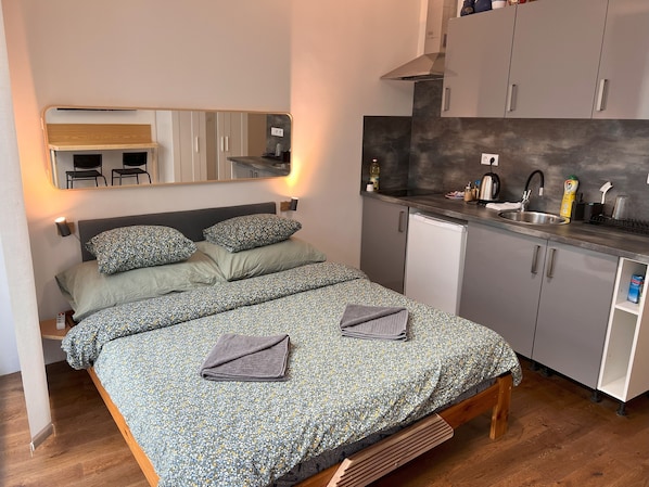 Superior-Apartment, zum Innenhof hin | Schreibtisch, laptopgeeigneter Arbeitsplatz, Verdunkelungsvorhänge