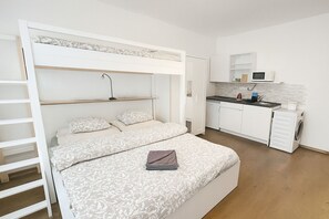 Appartement, niet-roken, uitzicht op tuin | Een bureau, een laptopwerkplek, verduisterende gordijnen