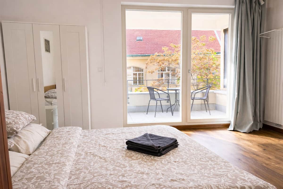 Bureau, espace de travail pour ordinateur portable, rideaux occultants