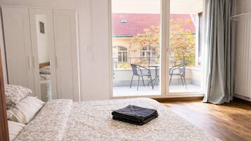 Schreibtisch, laptopgeeigneter Arbeitsplatz, Verdunkelungsvorhänge