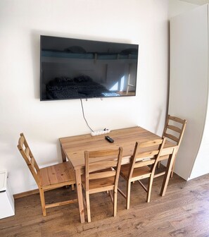Lägenhet Superior - utsikt mot trädgården | Skrivbord, arbetsyta för laptop, mörkläggningsgardiner och ljudisolering